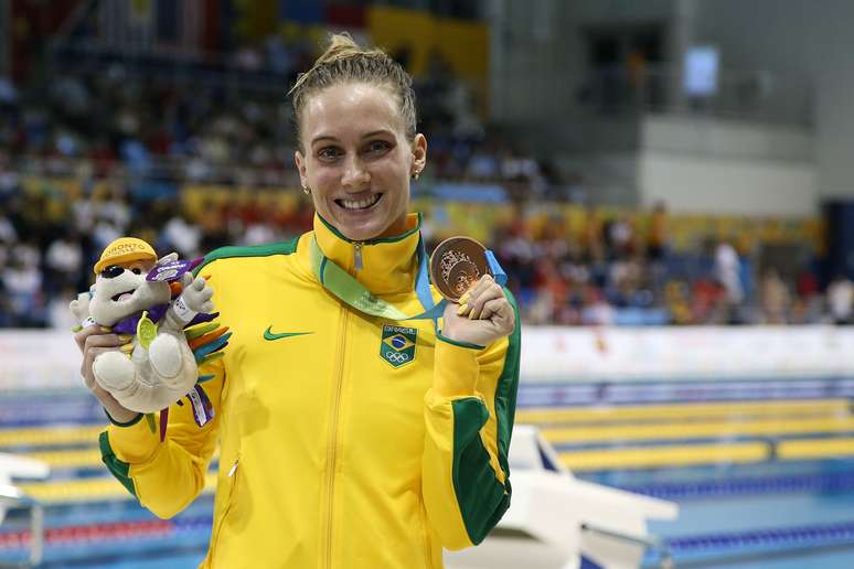 Manuella exibe o bronze com orgulho