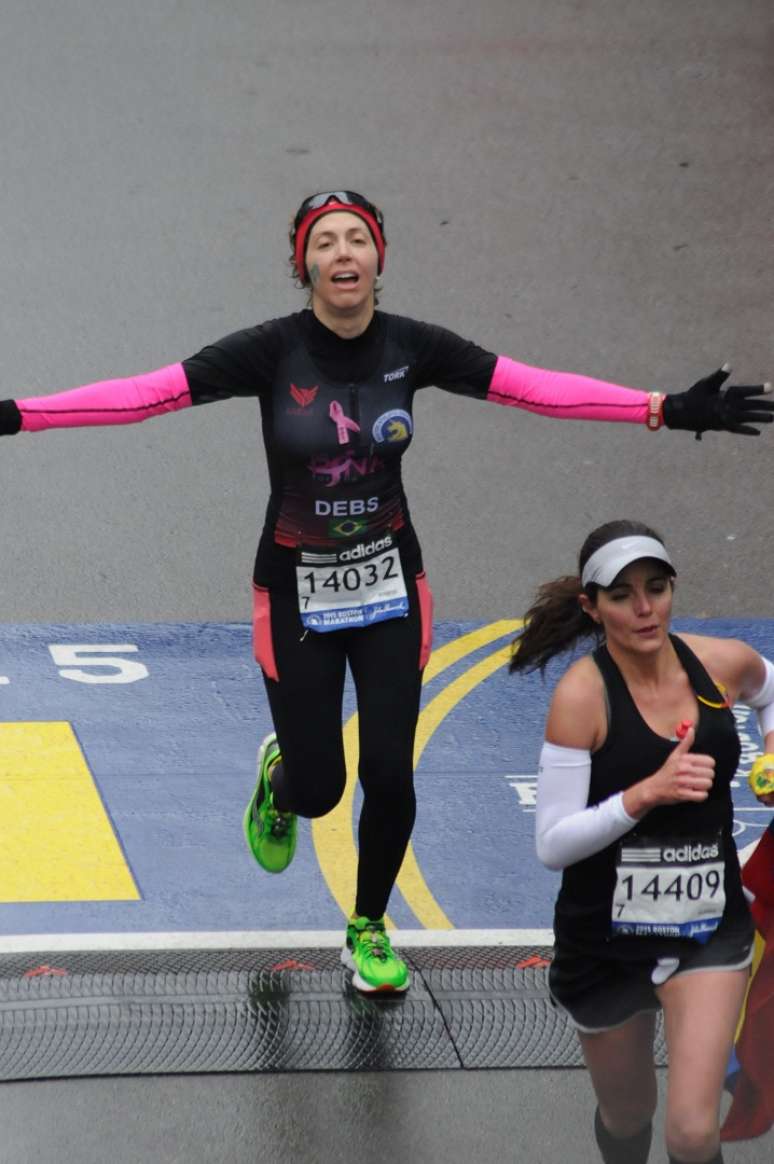 Deborah Aquino completando a maratona de Boston desde ano: primeira corrida de 42 km após o fim do tratamento