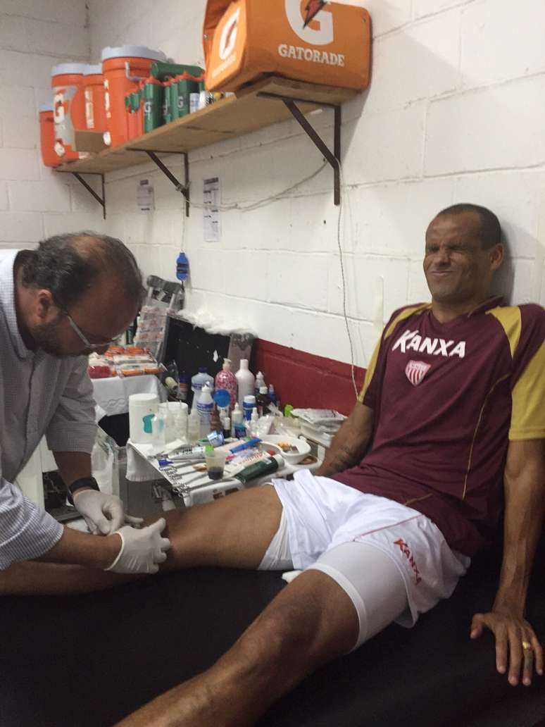 Rivaldo tem 43 anos e faz sacrifícios para continuar jogando futebol