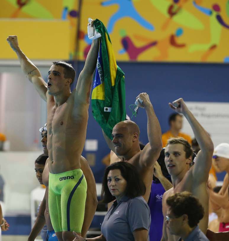 Equipe brasileira do revezamento comemora vitória no 4x100 m