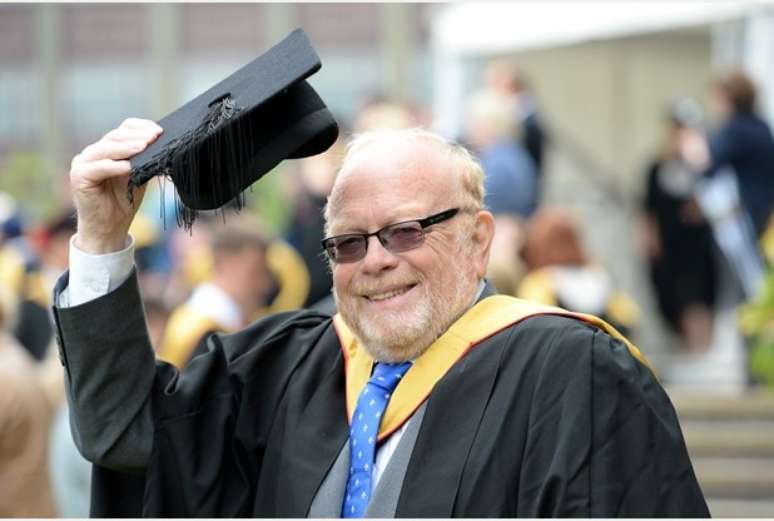 Gerry Watkin nunca esqueceu seu sonho de empunhar um diploma e conseguiu se formar aos 73 anos