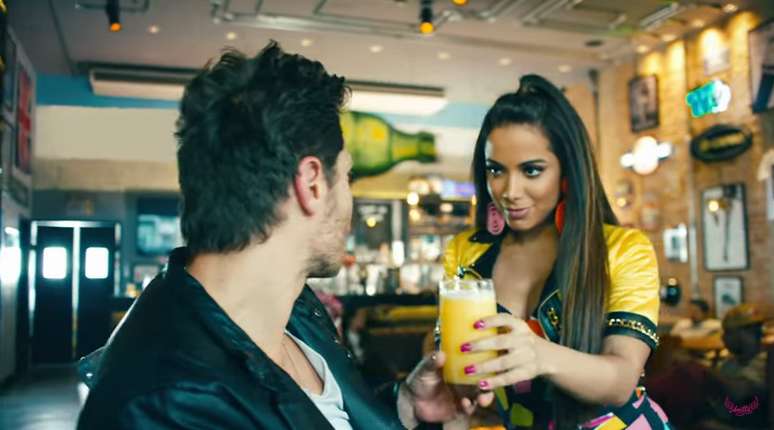 Anitta faz propaganda de suco no clipe de 'Deixa Ele Sofrer'