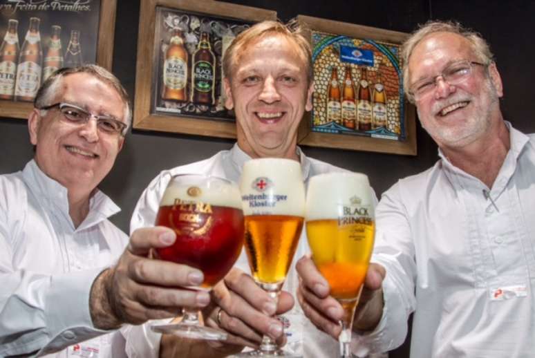 Na foto (esq. para dir.), Álvaro Dertinate Nogueira, mestre-cervejeiro da Petrópolis; Leonhard Resch, mestre-cervejeiro da Weltenburger; e Rüdger Görtz, também mestre-cervejeiro da Petrópolis