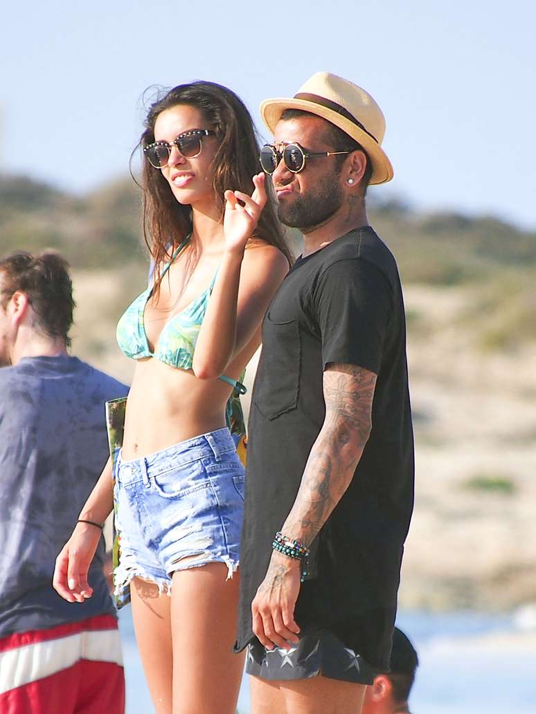 Dani Alves curtiu praia com namorada nesta quarta (15)