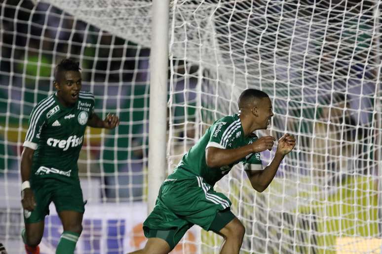 Gabriel Jesus parte para comemorar gol da vitória