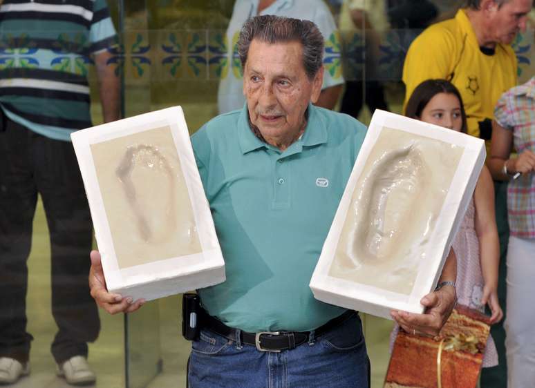 Ghiggia marcou seus pés na calçada da fama do Maracanã em 2009