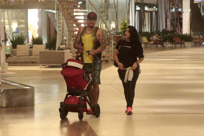 Naldo Benny faz compras com a mulher e a filha em shopping do Rio de Janeiro, na noite desta quarta-feira (15)