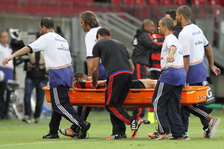 Jonas deixou o campo de maca e preocupa o Flamengo para as próximas partidas