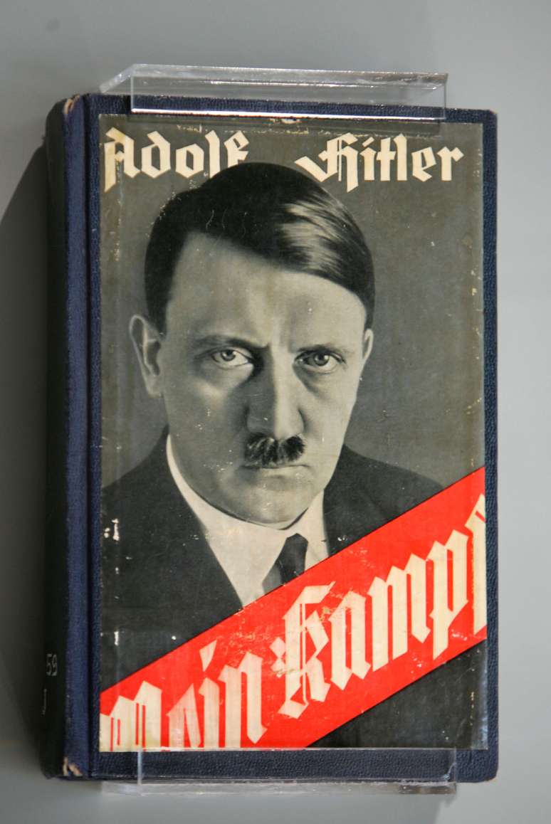 Mein Kampf, de Adolf Hitler, foi publicado em 1925 e serviu de base para o governo nazista alemão