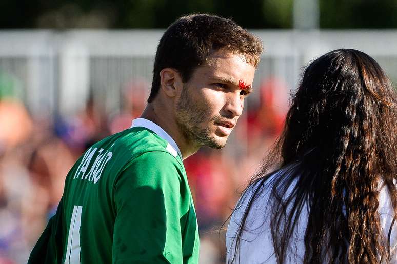 Jogador brasileiro saiu sangrando após choque com jogador mexicano