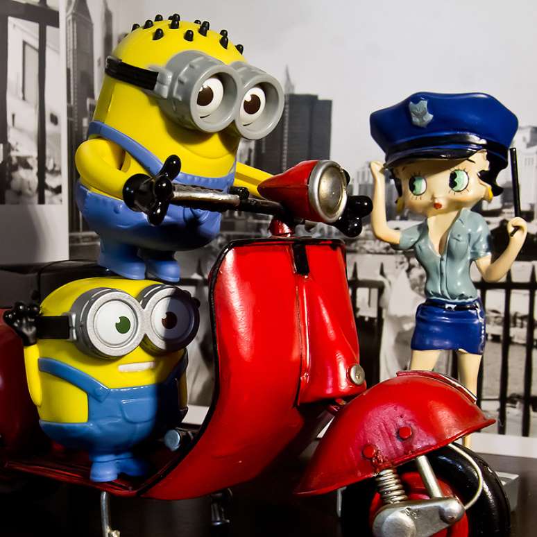Fotógrafo reuniu projetos feitos com Minions e motocicletas de brinquedos