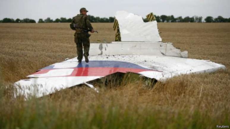 Destroços do avião em vilarejo ucraniano