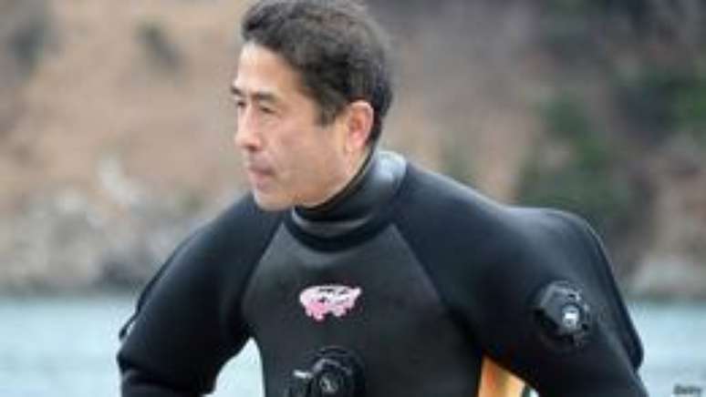 Yasuo Takamatsu busca pela esposa que morreu vítima do tsunami de 2011