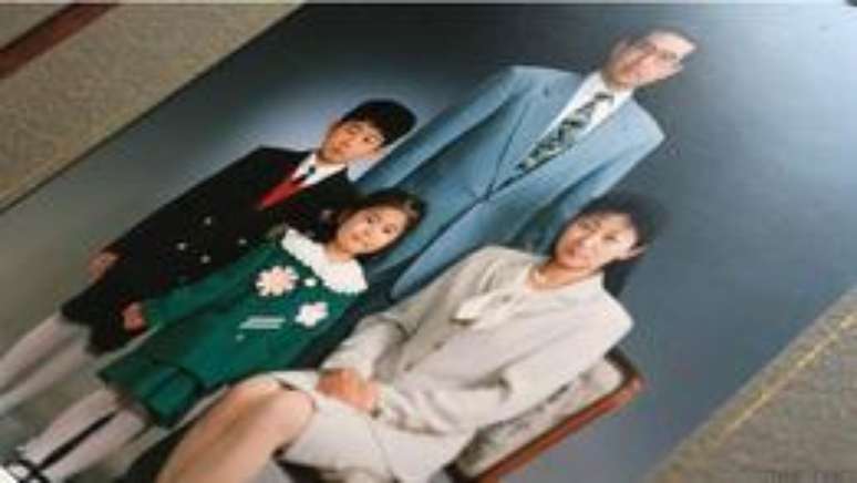 Yasuo e Yuko Takamatsu com o filho Yohei, agora com 25 anos, e a filha Rina, agora com 22