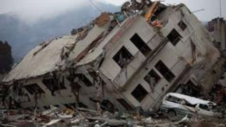Onagawa foi destruída por tsunami; estima-se que 16 mil pessoas tenham morrido