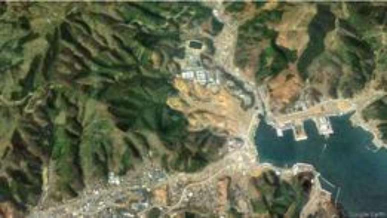 Imagem de satélite mostra uma área aberta onde antes havia prédios e casas