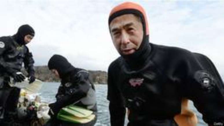Takamatsu fez diversas aulas de mergulho antes de ser certificado