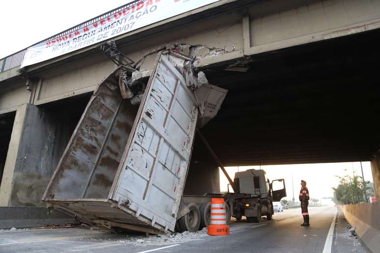 Caminhão ficou preso na ponte do Piqueri