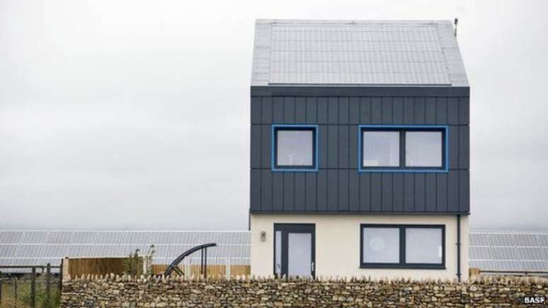  Painéis de energia solar foram colocados na face sul do telhado da casa