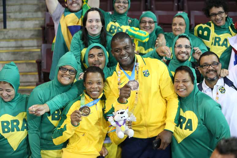 Davi Albino e Joice Silva comemoram medalhas ao lado de torcedores