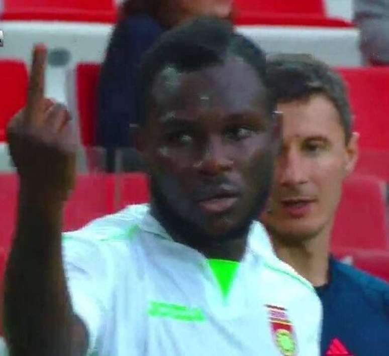 Emmanuel Frimpong reagiu a insultos racistas na Rússia, mas levou cartão vermelho