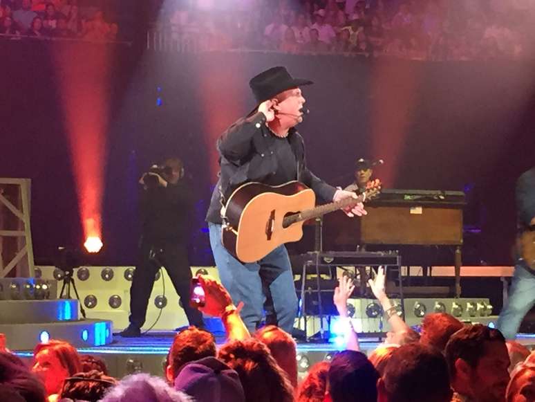 Estrela country se apresentou em estádio para mais de 17 mil pessoas em New Orleans, cidade do sul dos Estados Unidos