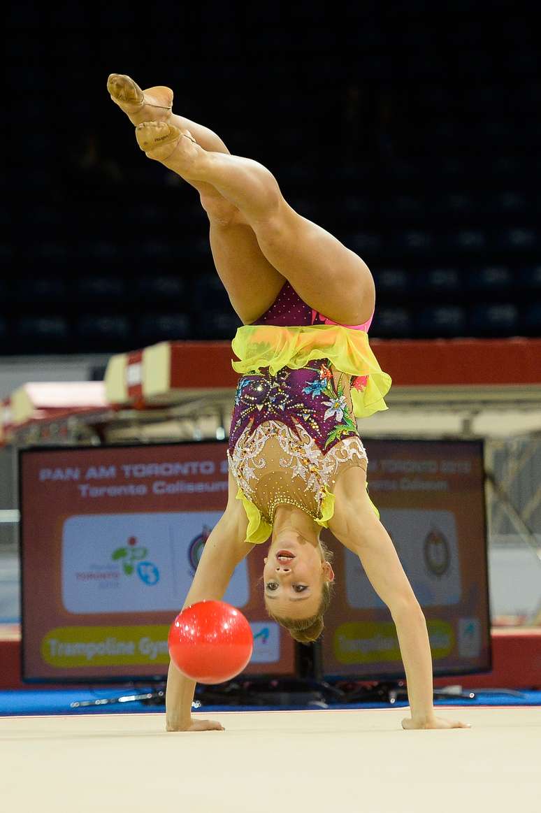Atletas da ginástica rítmica se apresentaram nesta sexta-feira no Toronto Coliseum nos Jogos Pan-Americanos 2015