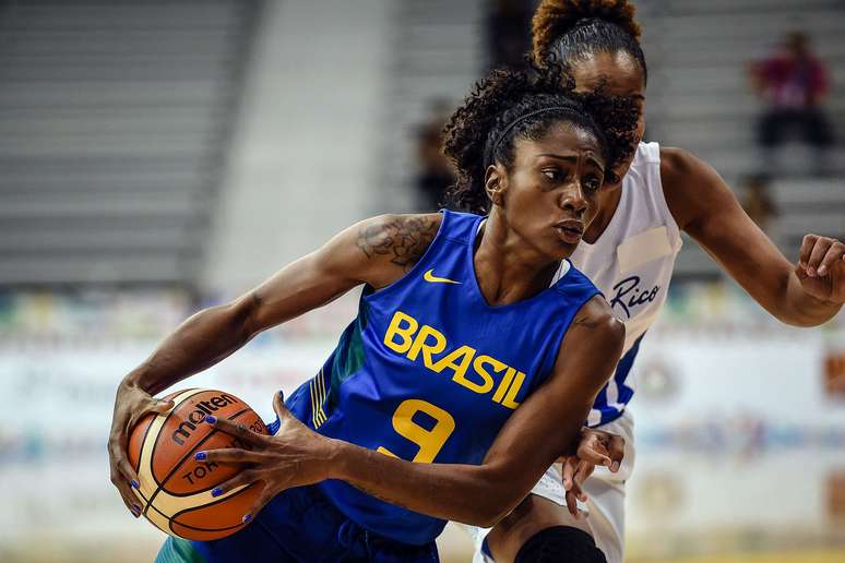 Jaqueline, da Seleção de basquete, em ação contra Porto Rico pelo Pan-Amaericano