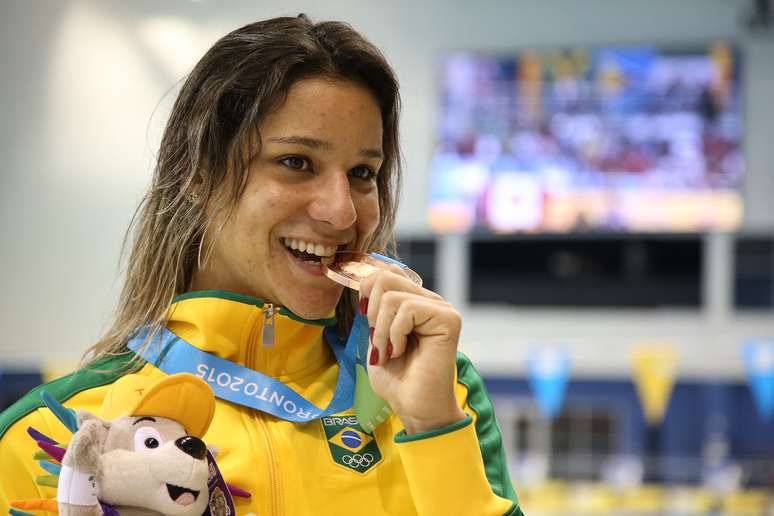 Joanna Maranhão recebe a medalha de bronze dos 400 m medley