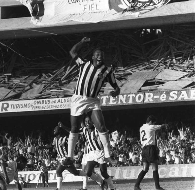 O ídolo em imagens: A bela história de Pelé pelo Santos