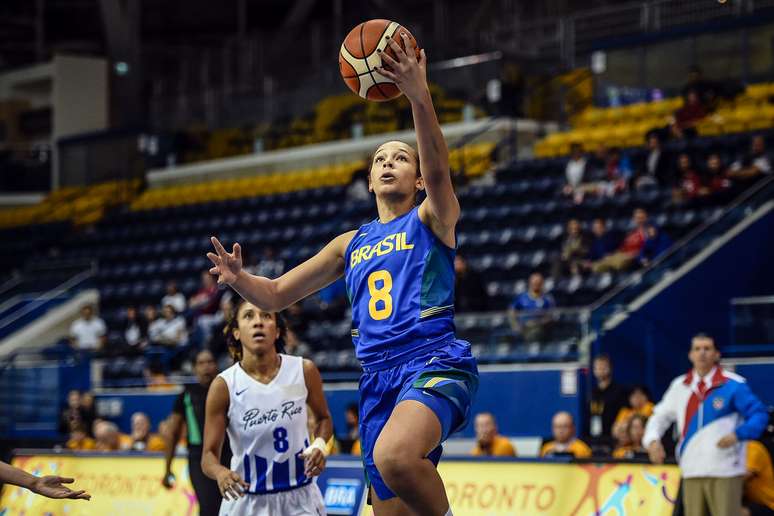 Tainá, da Seleção de basquete, encara a defesa porto-riquenha