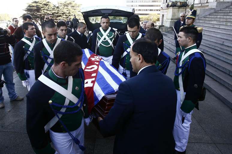 Ex-jogador foi homenageado até por políticos, embora presidente não tenha comparecido