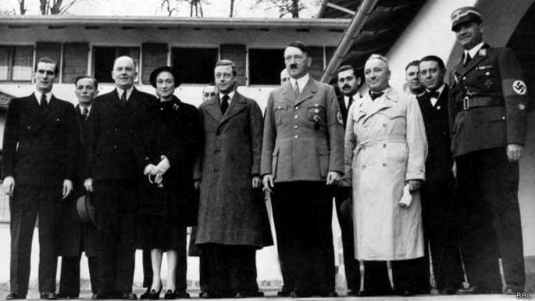 Eduardo VIII (ao centro) posa ao lado de Adolph Hitler durante visita à Alemanha, em 1937