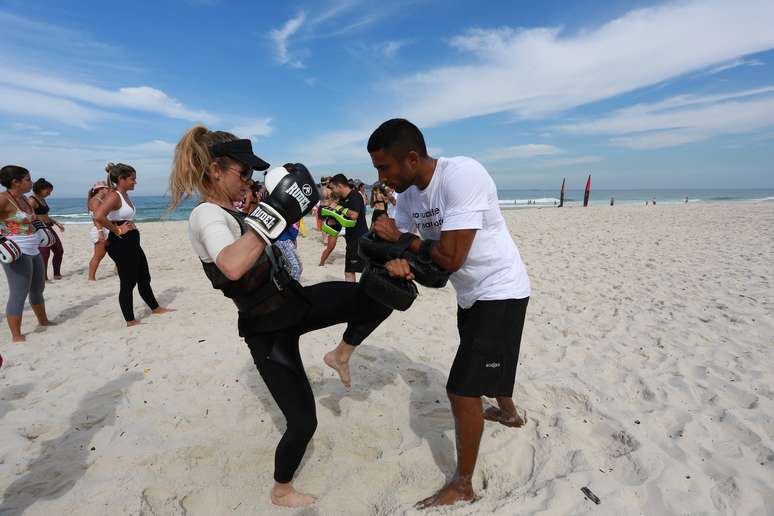 A atriz Danielle Winits fez um treino especial da Academia Iron Box neste s&aacute;bado (18), na praia da Barra da Tijuca, no Rio de Janeiro