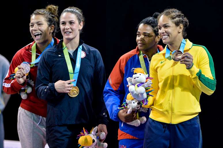 Aline Silva posa com a medalha de prata dos Jogos de Toronto