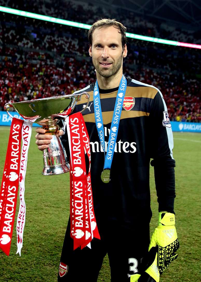 Cech faz sua estreia pelo Arsenal e já tem um título