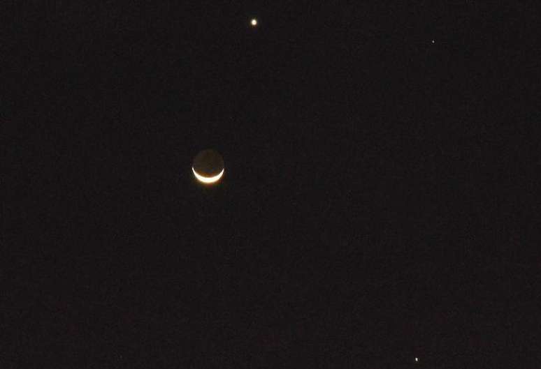Na foto, é possível ver o trapézio formado pela Lua, Vênus, Júpiter e a estrela Régulus