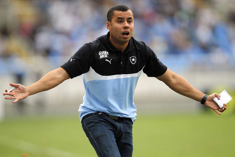 Jair Ventura demorou para fazer substitui&ccedil;&otilde;es no Botafogo