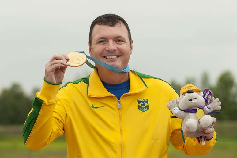 Almeida comemora após receber a medalha de ouro