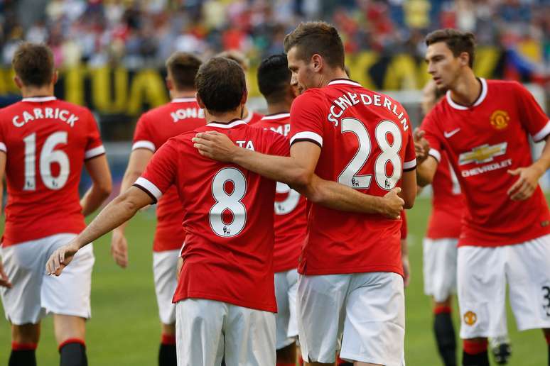 Morgan Schneiderlin comemora gol decisivo para o Manchester United