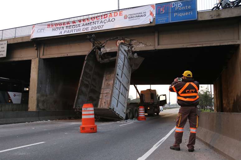 A Marginal Tietê, sentido Ayrton Sena, está interditada na via onde houve o acidente