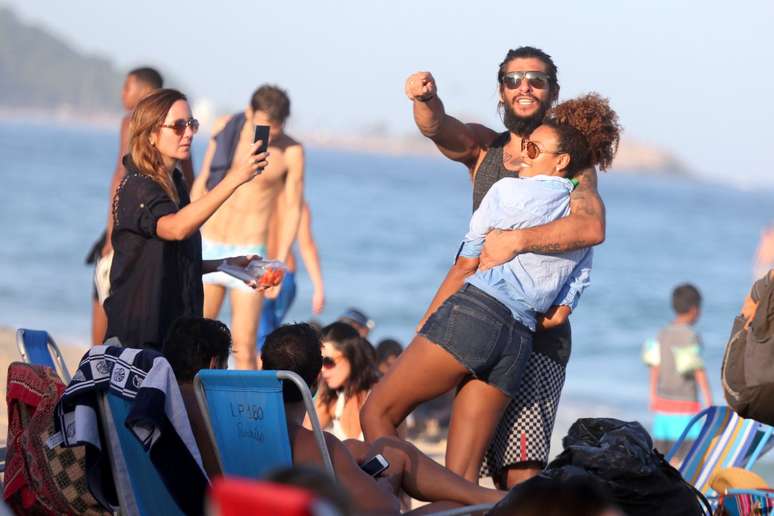 A atriz Sheron Menezes curtiu um dia de sol neste domingo (19) na praia do Leblon, no RJ