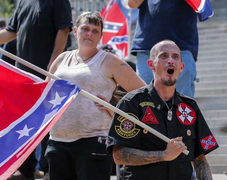 Um membro da Ku Klux Klan proclama a supremacia branca durante marcha realizada em Columbia