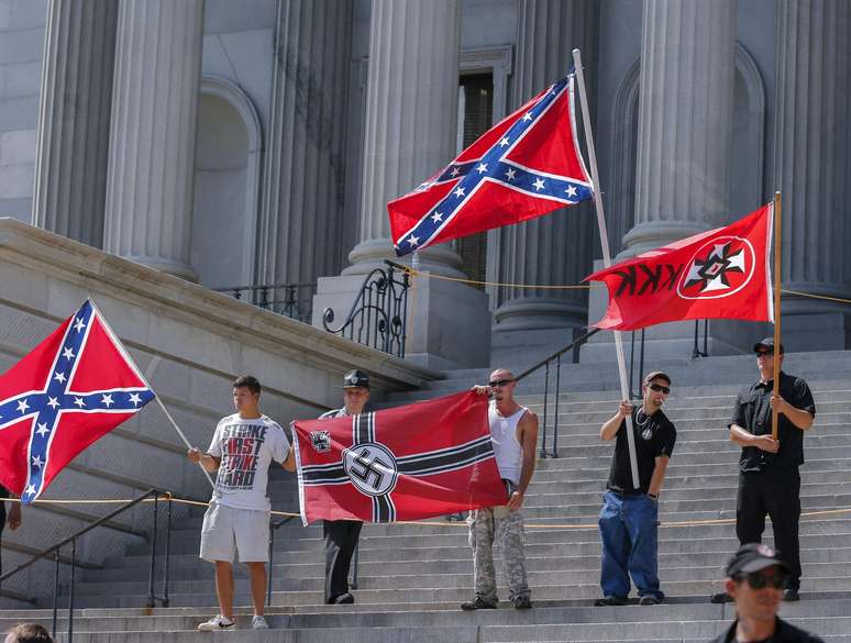 Membros de grupos supremacistas brancos reúnem-se nos degraus do Capitólio de Columbia, na Carolina do Sul