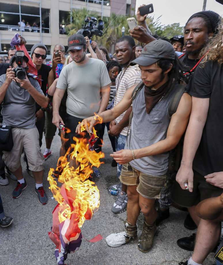 Manifestante queima a bandeira confederada em Columbia