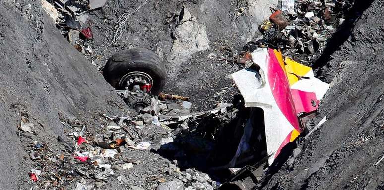 O acidente com o Airbus A320 da Germanwings, que fazia o voo 4U-9525 entre Barcelona e Düsseldorf em 24 de março, foi causado pelo copiloto Andreas Lubitz