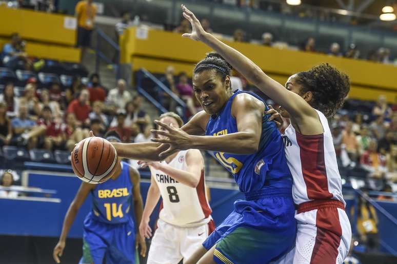 Kelly Santos Santos sofre com a marcação canadense