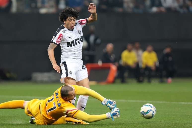 Walter salvou o Corinthians tanto no primeiro quanto no segundo tempo