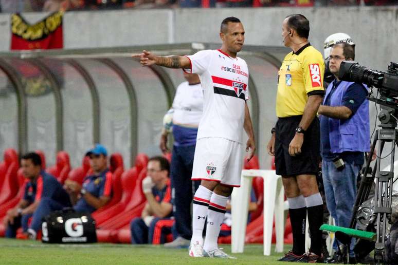 Luís Fabiano foi expulso contra o Sport e saiu ofendendo a arbitragem