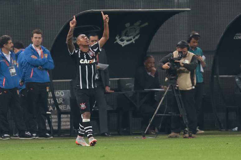 Malcom atuou como ponta e fez gol de centroavante